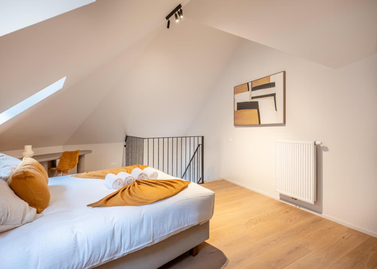 Huswell - Stylish Duplex With Premium Materials In Center